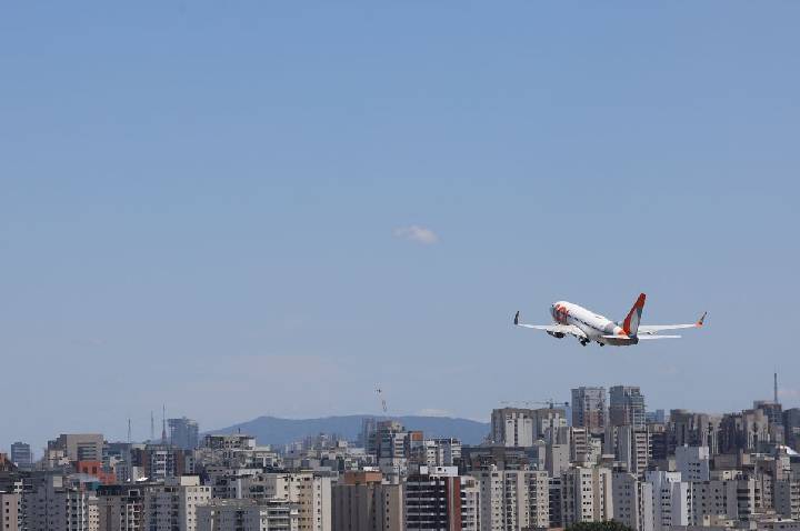 Anac estabelece regras mais restritivas para aviação em Congonhas (SP)