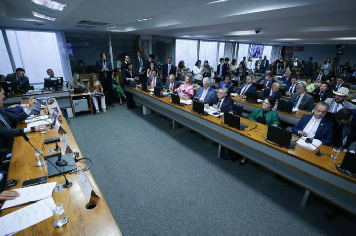 Deputado pede prisão de ex-presidente de entidade por silêncio em CPMI