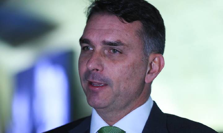 Deputados pedem investigação sobre relação entre Vorcaro e Flávio 