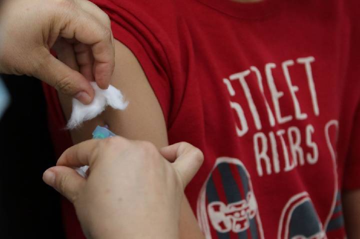 Vacinação nas escolas segue até dia 30 e meta é imunizar 27 milhões