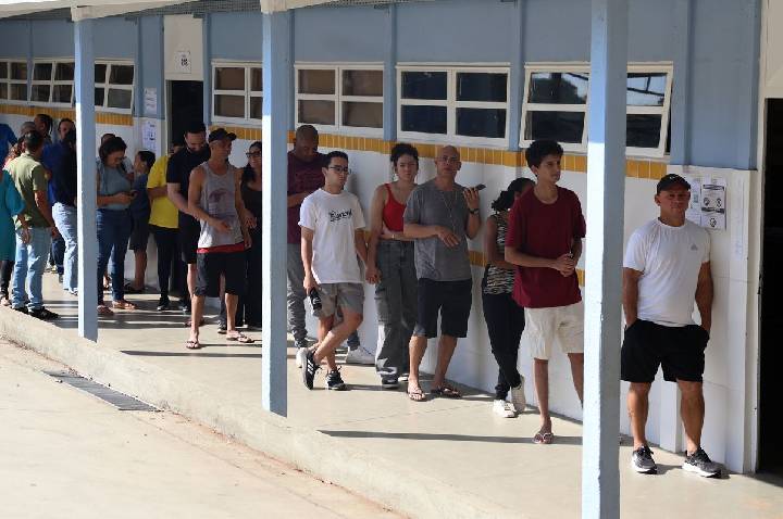 Zanin manda ampliar horário de votação até as 19h em todo o país