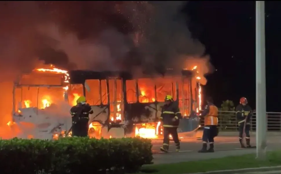 Criminosos incendeiam dois ônibus e atacam viaturas da PM na Grande Vitória