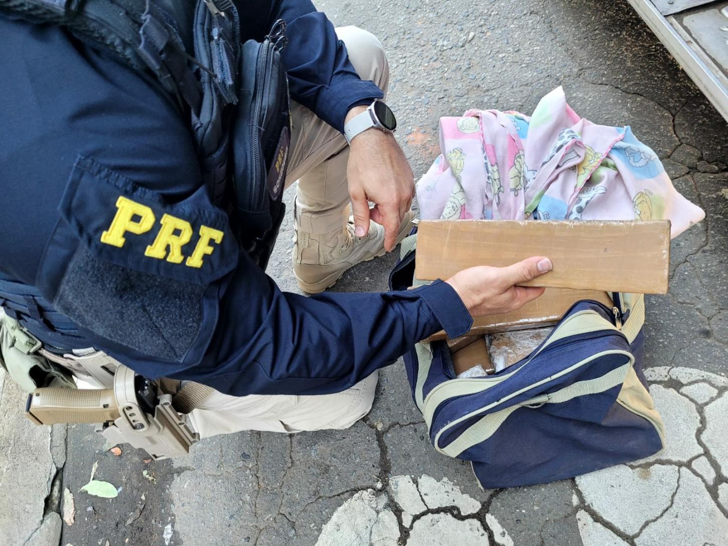 Mulher é presa com 22 kg de maconha em ônibus na BR-101,com destino a Nova Venécia