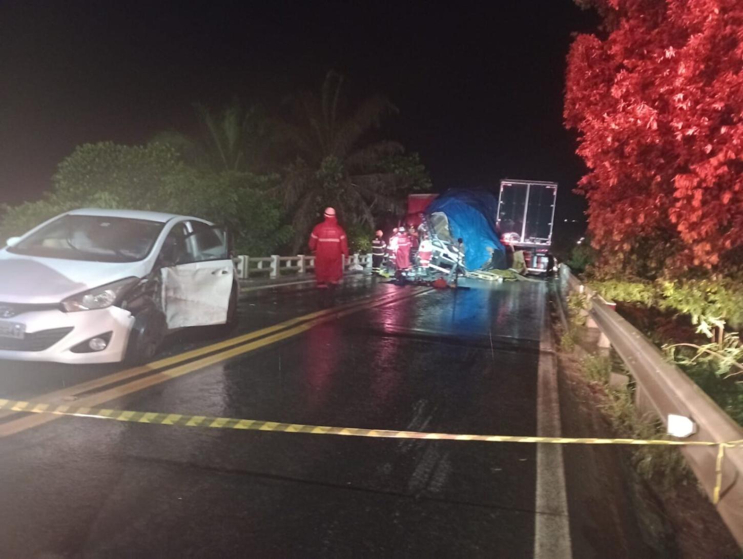 Acidente com cinco veículos interdita BR-101 em São Mateus e deixa um morto