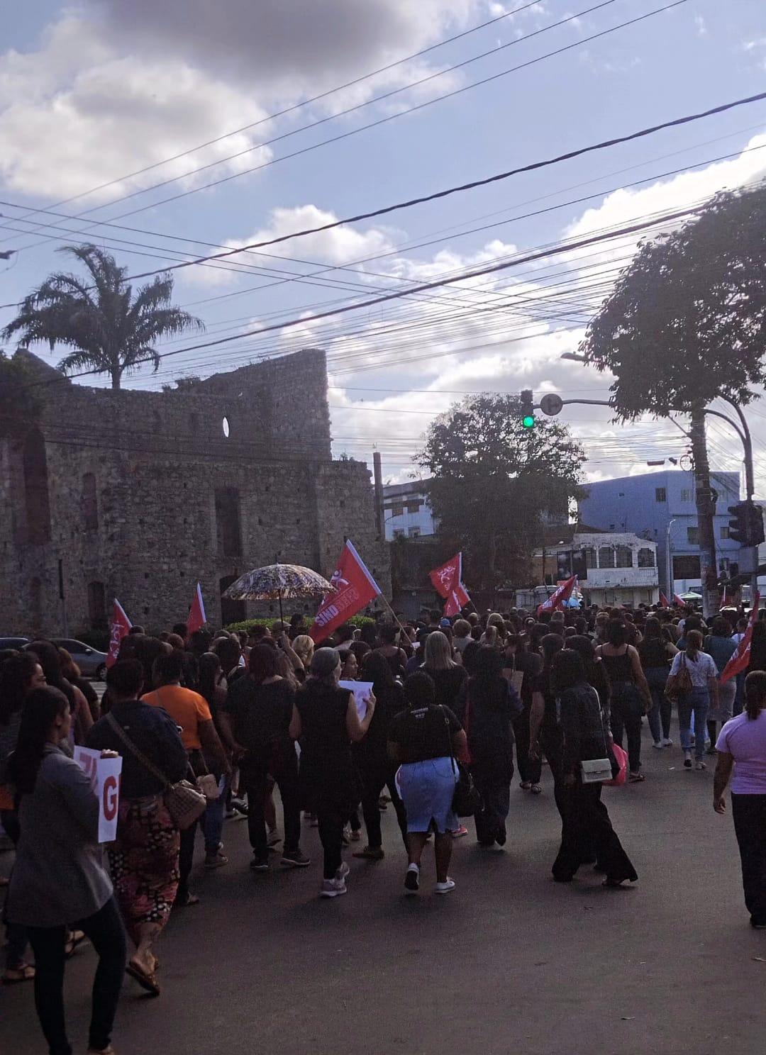 Servidores municipais de São Mateus iniciam greve e realizam caminhada até a Prefeitura