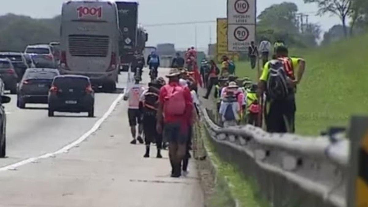 Ciclista morre atropelado na Dutra em romaria para Aparecida