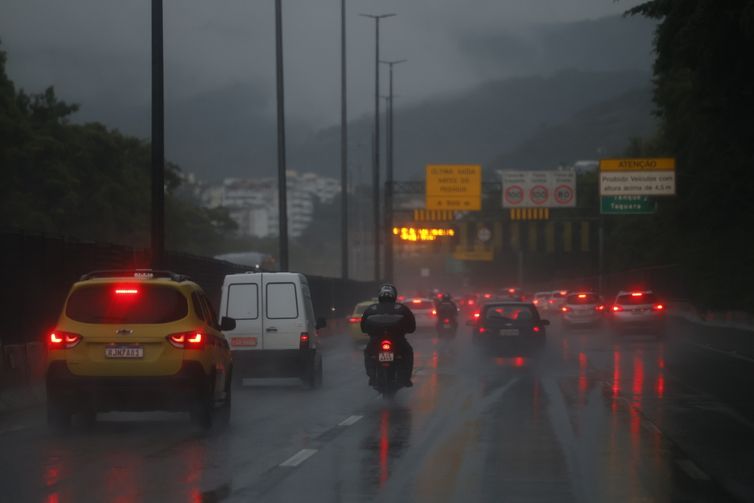 Rio tem alerta de chuva, ventos e ressaca do mar nas próximas horas